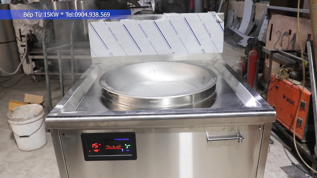 Bếp từ công nghiệp đơn 15kW liền chảo là một thiết bị nấu nướng chuyên dụng nằm trong danh mục bếp từ công nghiệp, được thiết kế để đáp ứng nhu cầu sử dụng trong các bếp ăn công nghiệp, nhà hàng, khách sạn, căng tin, trường học, bệnh viện, v.v. Bếp từ công nghiệp đơn 15kw liền chảo